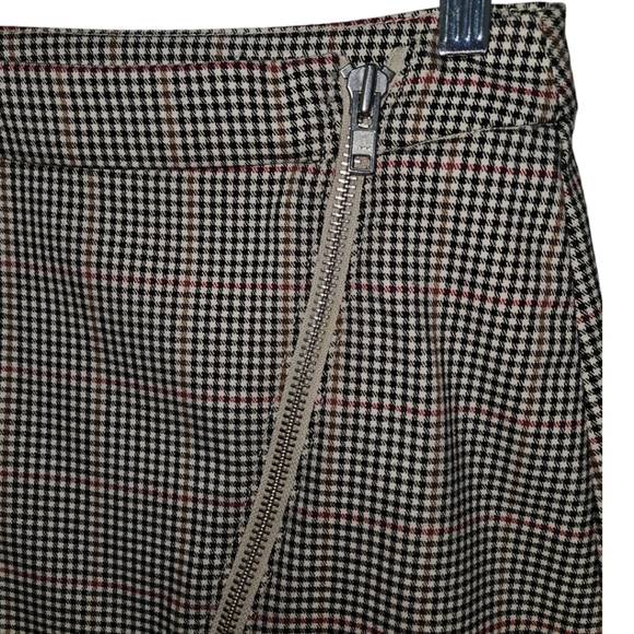 Arizona Jeans Co. Plaid Asymetrical Front Zipper Mini Skirt - Picture 3 of 3